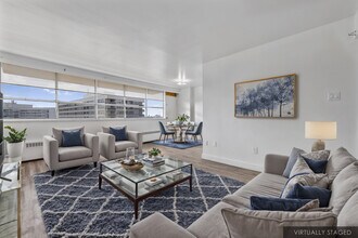Building Photo - 65 Thorncliffe Park Dr