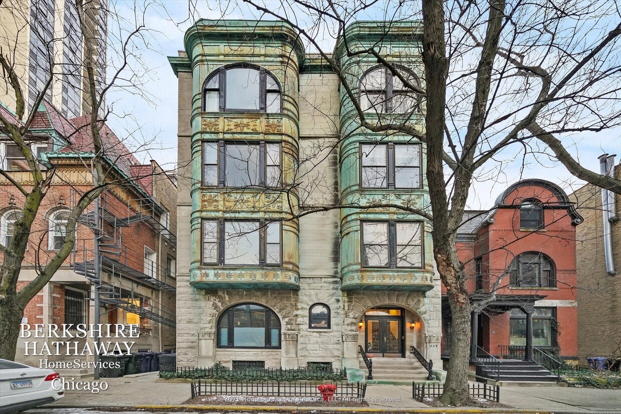 427 W St. James Place Condo for Rent in Chicago, IL