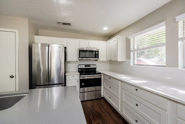 Building Photo - 15470 Carmel Dr