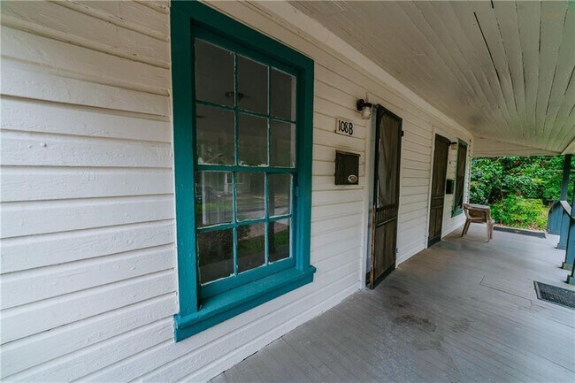 Building Photo - 108 Martin St