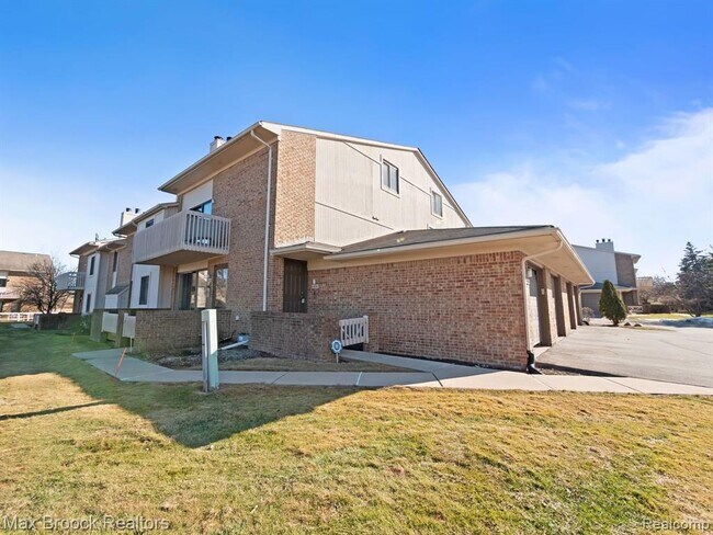 Foto del edificio - 6608 Maple Lakes Dr