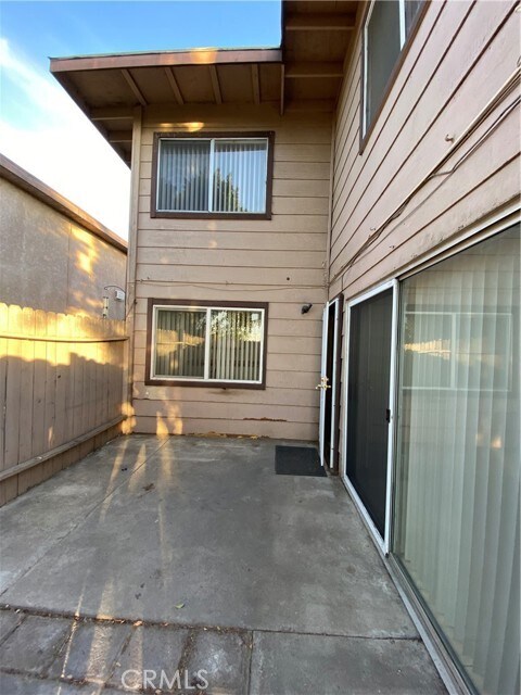 Building Photo - 729 S Lark Ellen Ave