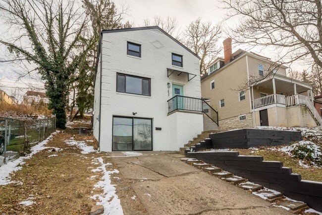 Building Photo - Ready for move in! Check out this RENOVATED 3 bedroom in BROOKLINE! UNBEATABLE LOCATION!