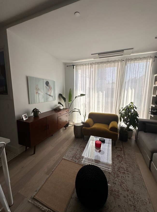 Foto del edificio - 323 Lenox Rd