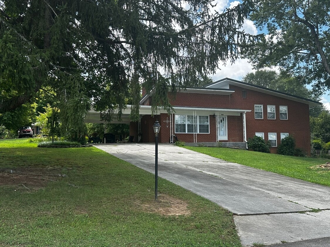 Primary Photo - Partially furnished 3 bed/ 1.5 bath - Morr...