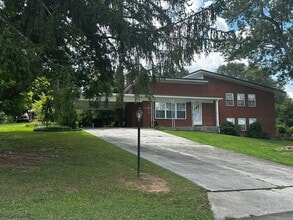 Building Photo - 2696 Lakemoore Dr