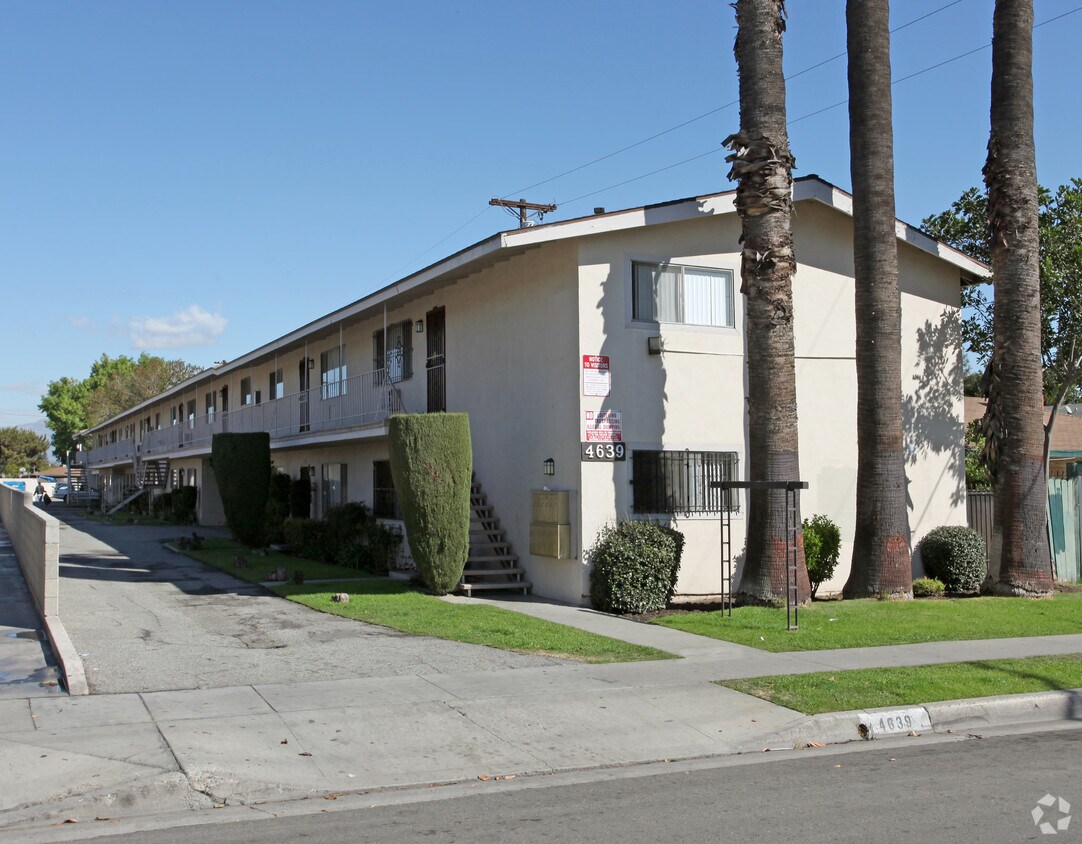 Live Oak Apartments in Bell, CA