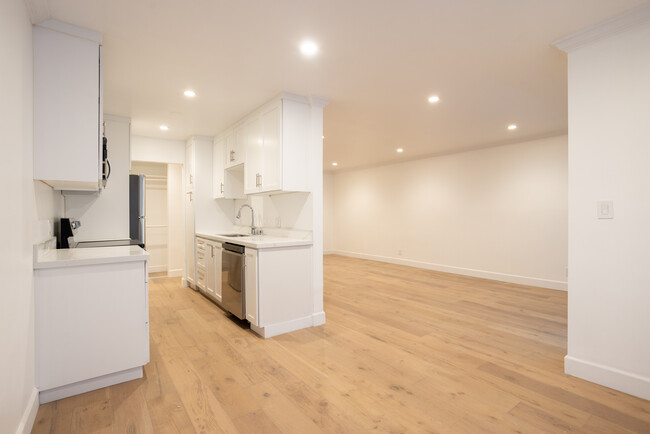 Building Photo - 117 S Doheny Dr