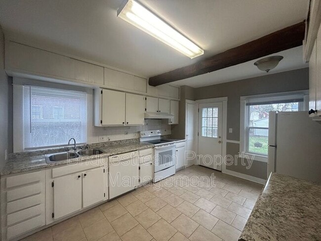 Building Photo - 211 Hadley Ave