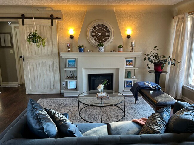 Foto del edificio - FURNISHED 3 bed home centrally located!