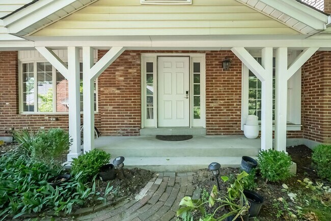 Building Photo - Charming 4 Bedroom, 3.5 Bathroom Condo for...
