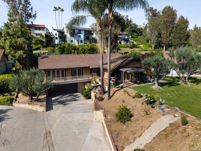 Casa principal - 1557 E Puente St