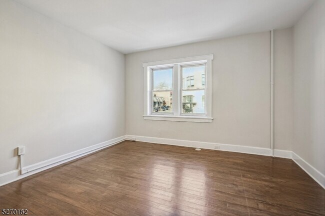 Foto del edificio - 166 Maplewood Ave