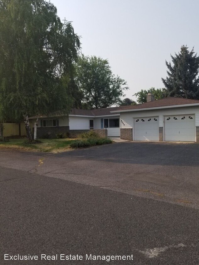 3 br, 2.5 bath House 2444 Redwood Drive House Rental in Klamath