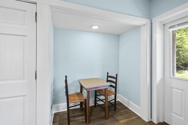 Building Photo - 1621 Wait Ave