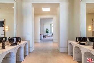 Building Photo - 455 N Palm Dr