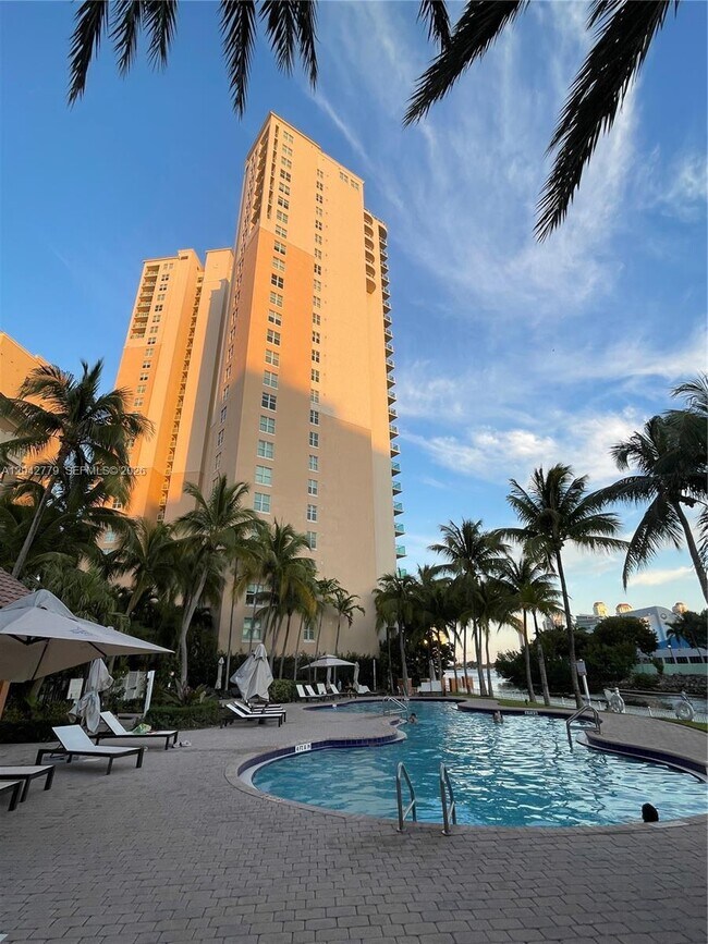 Foto del edificio - 3330 NE 190th St