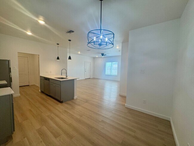 Foto del edificio - Spacious 3-Bedroom Duplex Near Texas Tech