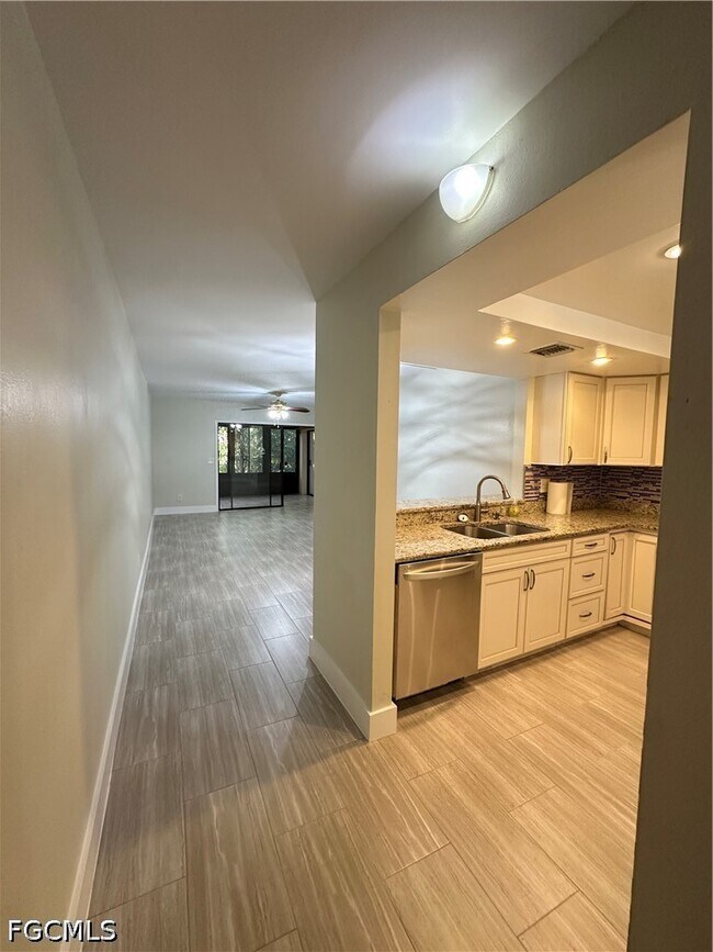 Foto del edificio - 6136 Whiskey Creek Dr
