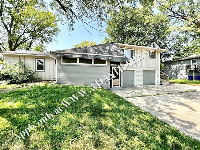 Foto del edificio - Spacious Shawnee Duplex-Available NOW!!