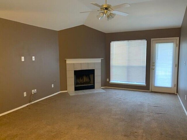 Building Photo - Beautiful 3 bedroom 2 bath Denton TX
