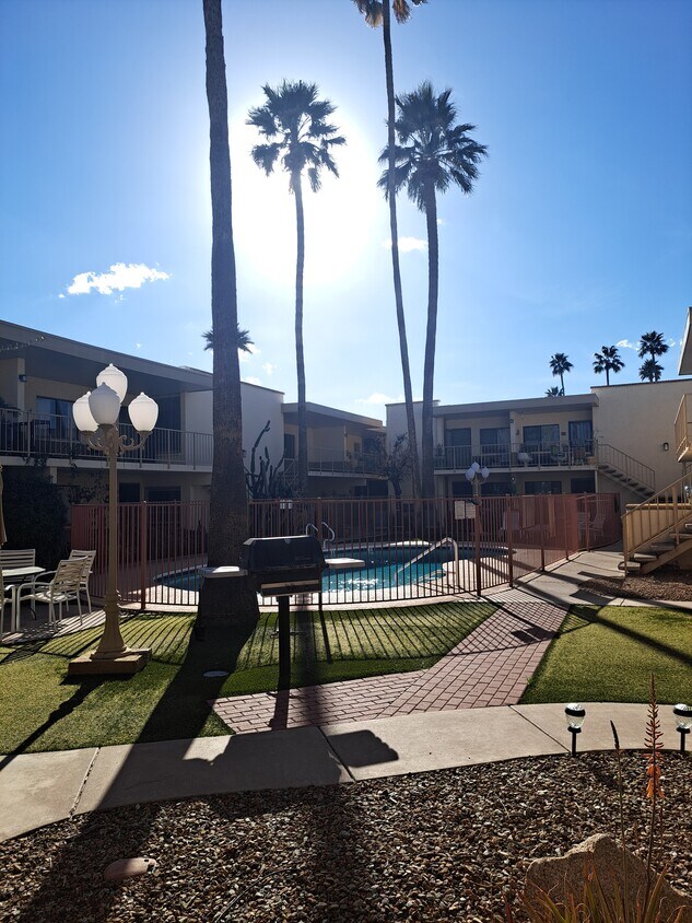 Vista desde el frente del condominio - 3030 E Clarendon Ave