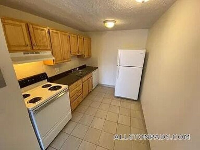 Building Photo - No Brokers Fee Unit in Allston, Laundry on...