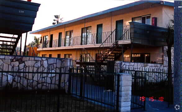 Foto del edificio - 320-404 W Guinida Ln
