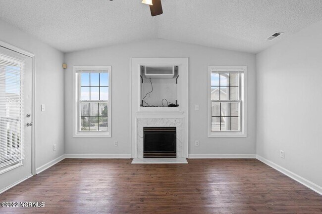 Building Photo - 713 Clearwater Ct