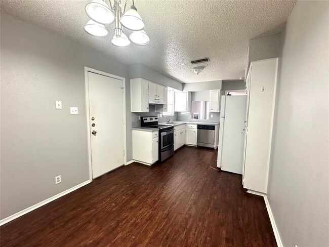 Building Photo - 12401 Tree Line Dr