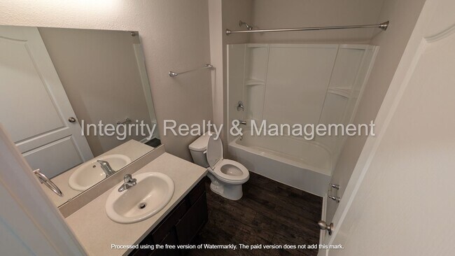 Foto del edificio - Spacious 4-bedroom, 2-bathroom home