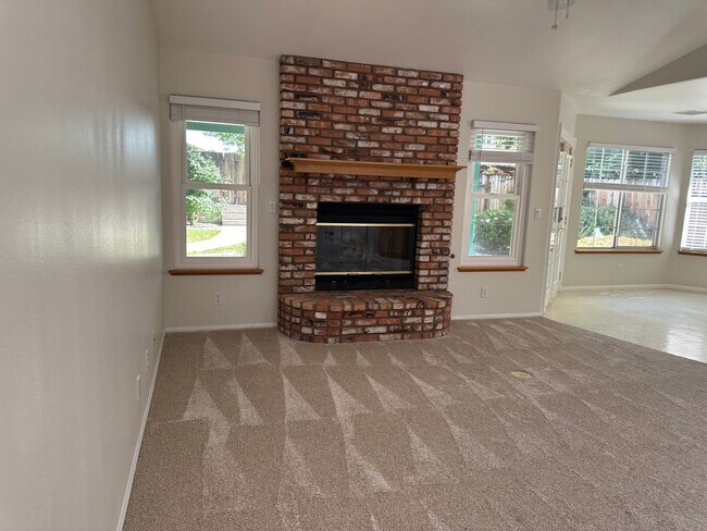 Foto del edificio - 4 bed, 2 bath home in desirable North West...