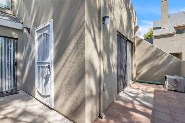Foto del edificio - **Completely Remodeled ** 1BR/1BA w/ Private Patio + Garage in Sacramento ** Move in May 1st & ge...
