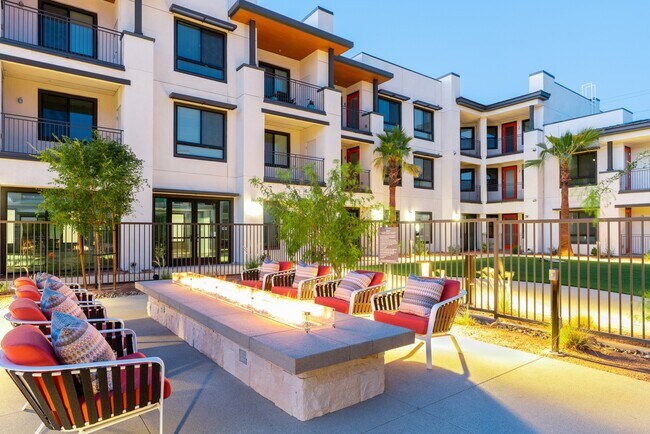Foto del edificio - Everleigh Palm Desert 55+ Active Adult Apartment Homes