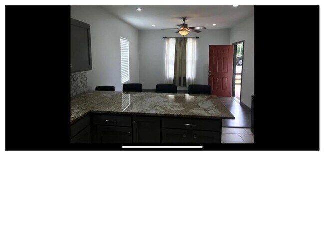 Building Photo - Two Bedroom Fabulous!