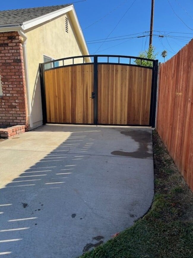 Foto del edificio - Beautiful home in West Covina w/RV parking...