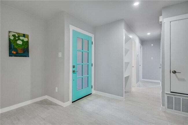 Building Photo - 1105 Serenada Dr