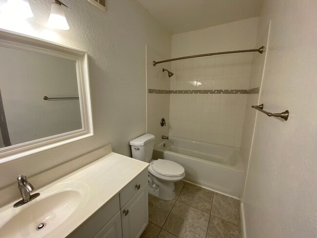 Building Photo - 2 Bedroom 2 Bath Condo in Southern Dunes