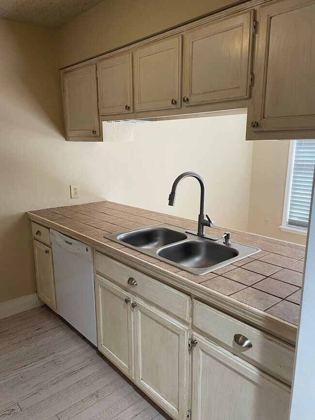 Foto del edificio - Darling 1 Bed, 1.5 Bath Townhouse with sma...