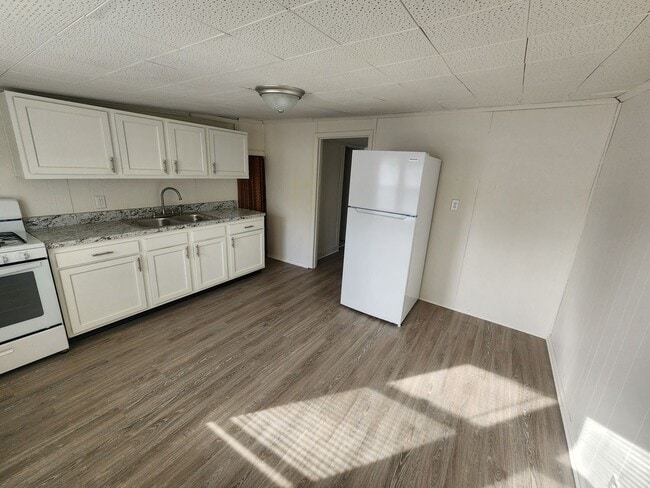 Photo - 1122 Larchmont Ave Apartment