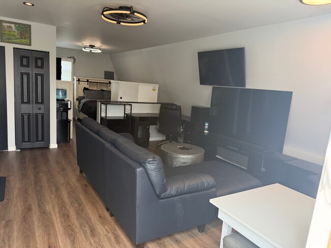 Foto del edificio - Modern Detached (ADU) Efficiency Apartment