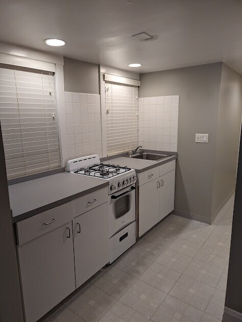 Building Photo - 122 S East Ave