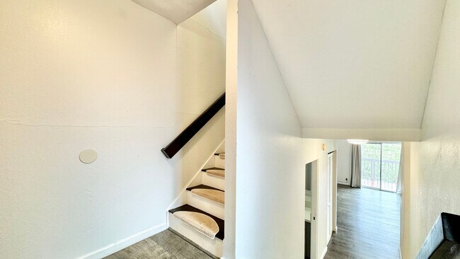 Foto del edificio - UPDATED 3 BEDROOM WITH 2 CAR GARAGE IN AIEA