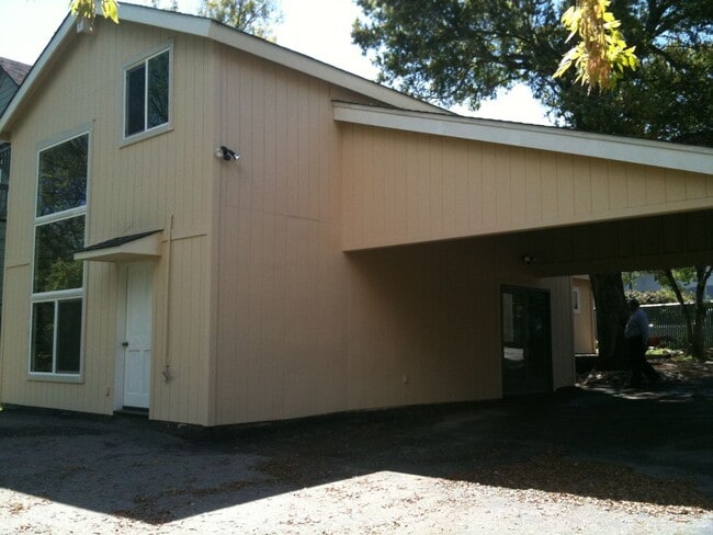 Building Photo - 3/1 Close to UC, hiking, mountain biking a...