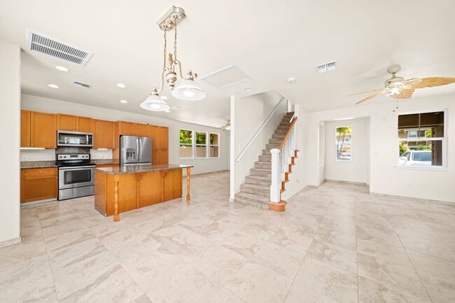 Building Photo - 65 Maunaleo Pl