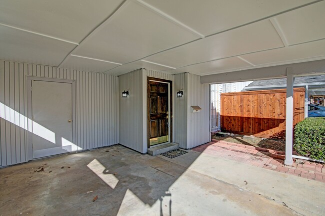 Building Photo - Quick and Convenient in Carrollton