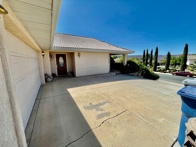 Foto del edificio - 3-BR Pet-Friendly Home in Bloomington Hills