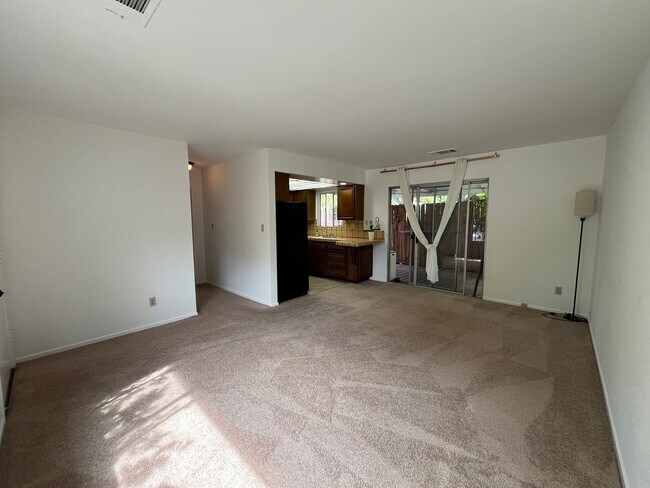 Foto del edificio - Pet friendly 2+1 w/private yard + in-unit laundry!
