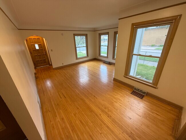 Building Photo - 3901 N Thomas Ave