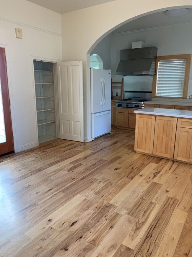 Foto del edificio - Rare Downtown Davis Gem with Wraparound Porch & Updated Interior
